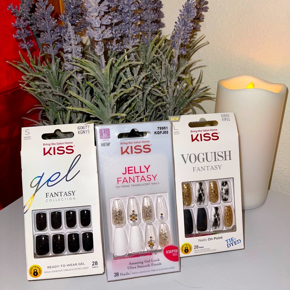 Kiss Nails 💋 💅🏻 Set of 3!!